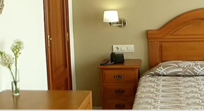 א גוארדה Hotel Bruselas מראה חיצוני תמונה