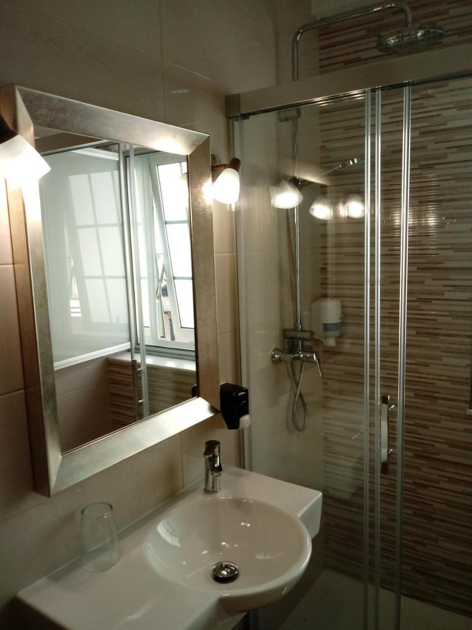 א גוארדה Hotel Bruselas מראה חיצוני תמונה
