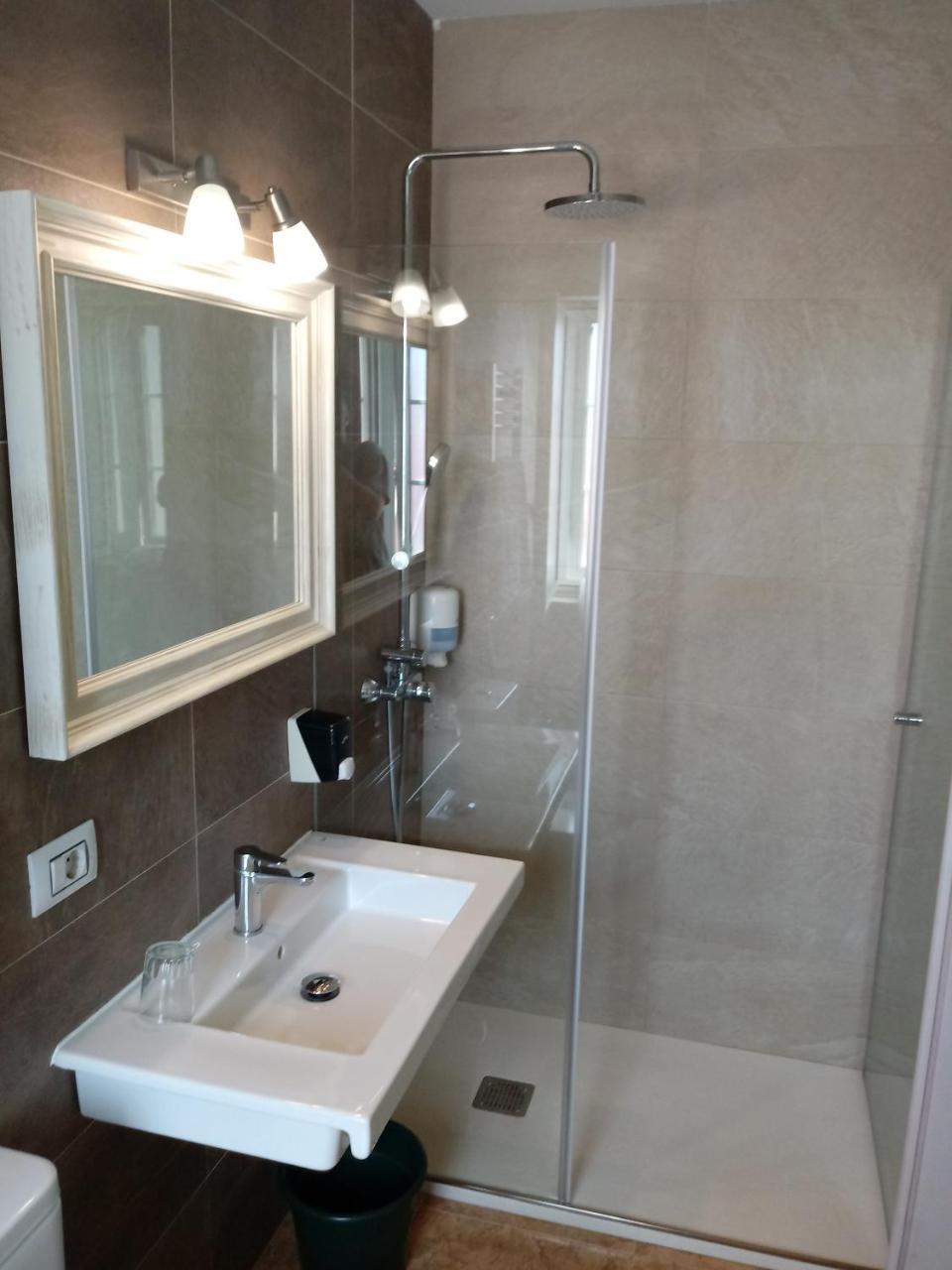 א גוארדה Hotel Bruselas מראה חיצוני תמונה
